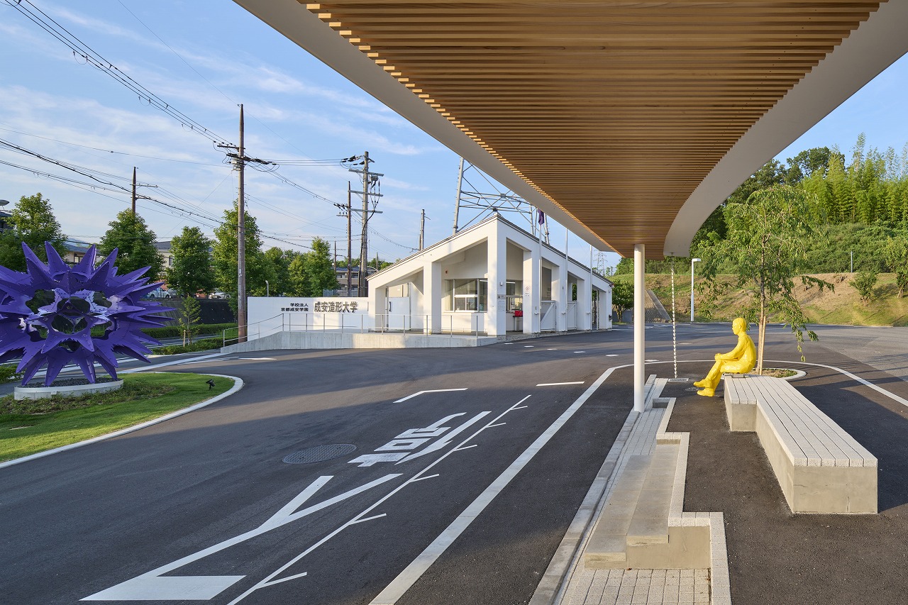 成安造形大学　エントランス