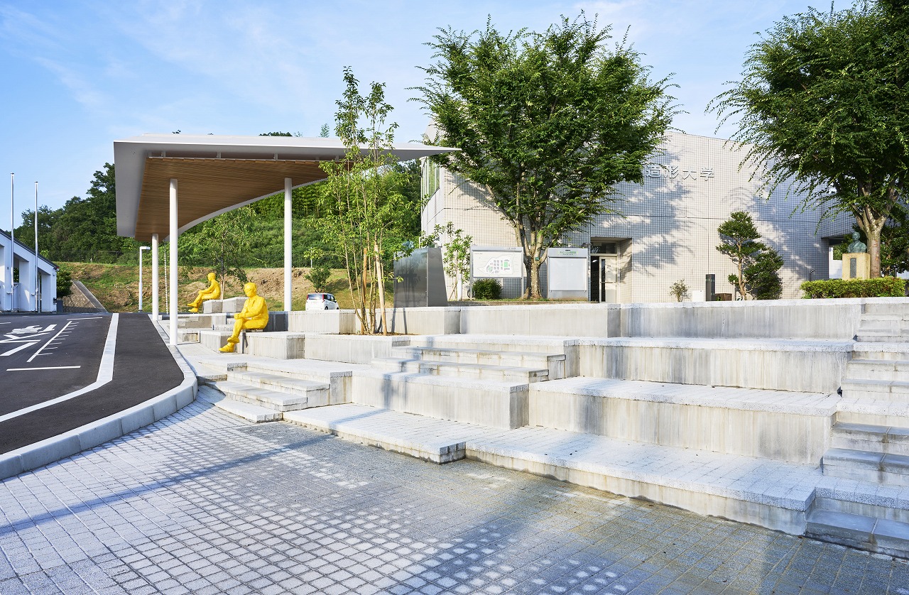 成安造形大学　エントランス