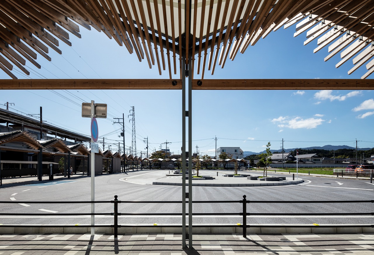 堅田駅西口広場